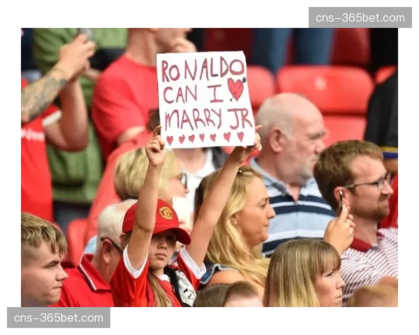 场边一幕：小球迷举牌为生病母亲加油，获全场鼓掌和球员球衣